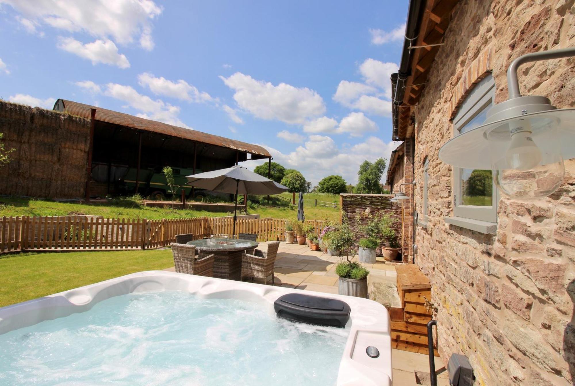 The Cart House - Beautiful Contemporary Barn - Hot Tub Lejlighed Bridgnorth Eksteriør billede