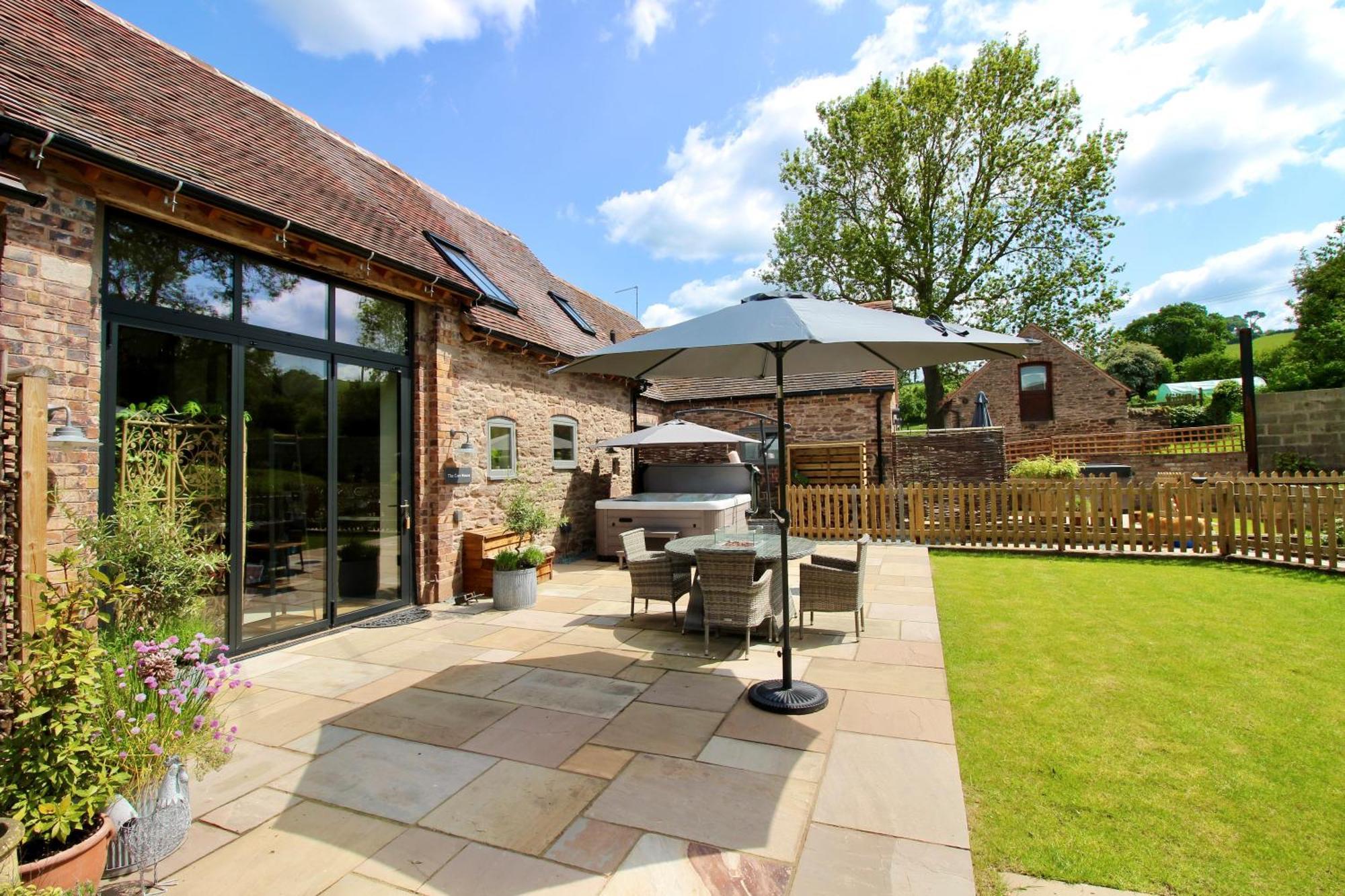 The Cart House - Beautiful Contemporary Barn - Hot Tub Lejlighed Bridgnorth Eksteriør billede