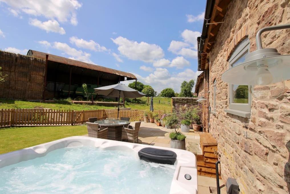 The Cart House - Beautiful Contemporary Barn - Hot Tub Lejlighed Bridgnorth Eksteriør billede