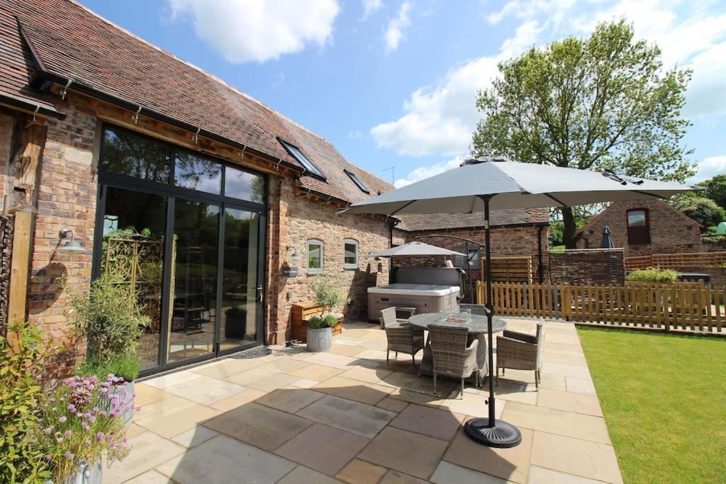 The Cart House - Beautiful Contemporary Barn - Hot Tub Lejlighed Bridgnorth Eksteriør billede