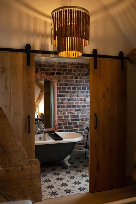 The Cart House - Beautiful Contemporary Barn - Hot Tub Lejlighed Bridgnorth Eksteriør billede