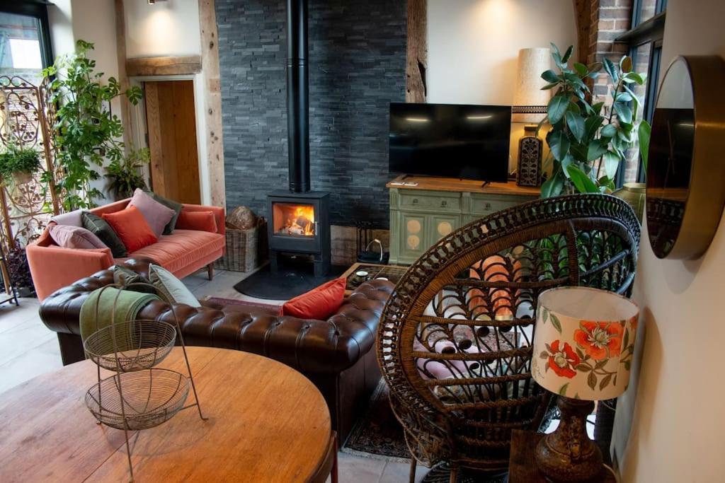 The Cart House - Beautiful Contemporary Barn - Hot Tub Lejlighed Bridgnorth Eksteriør billede